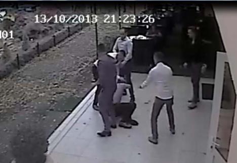 Golan în uniformă: Chemat naş la un botez, un poliţist local s-a îmbătat şi s-a luat la bătaie cu doi colegi (FOTO / VIDEO)